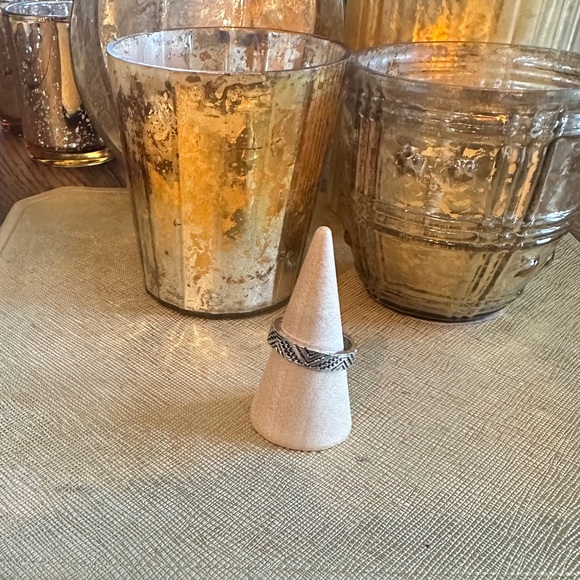 NEW ring silvery ring
size 6.0
Mix and match
silvery metal
Ornate, vintage look - Picture 1 of 2